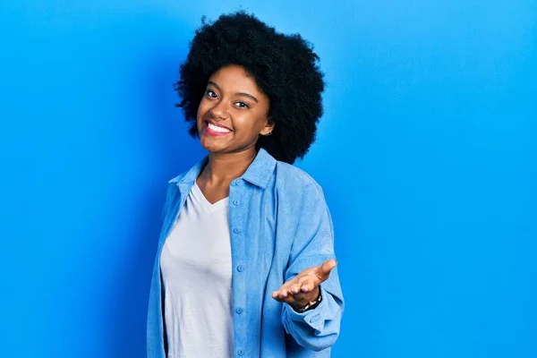 Ung Afrikansk Amerikansk Kvinna Klädd Avslappnade Kläder Leende Glad Erbjuder — Stockfoto