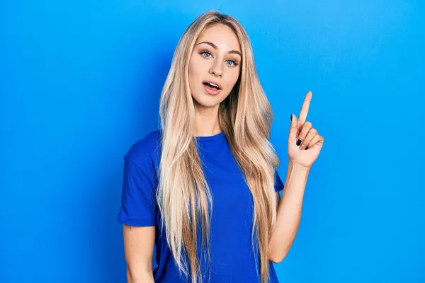 Młoda Piękna Biała Kobieta Ubrana Luźny Niebieski Shirt Uśmiechnięta Pomysłem — Zdjęcie stockowe