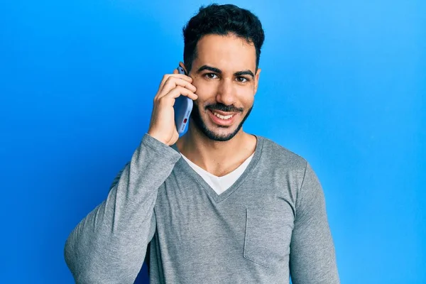 Jovem Hispânico Homem Conversando Smartphone Olhando Positivo Feliz Sorrindo Com — Fotografia de Stock