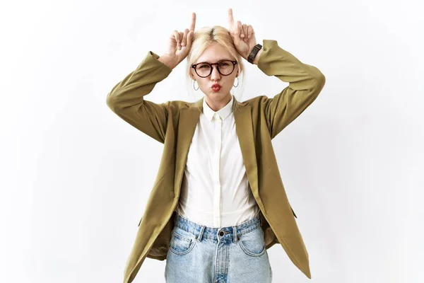 Mooie Kaukasische Zakenvrouw Staan Geïsoleerde Achtergrond Doen Grappig Gebaar Met — Stockfoto