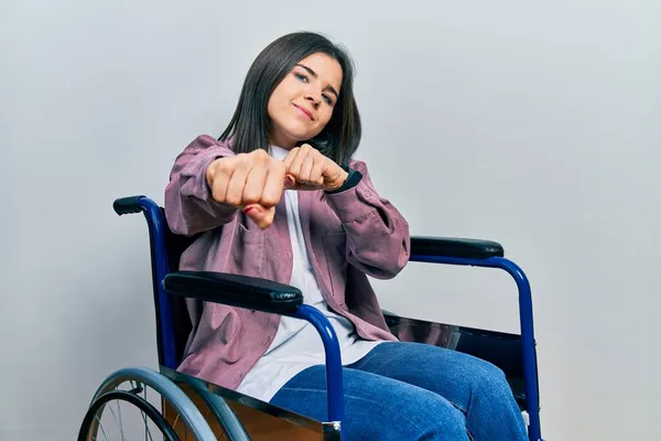 Junge Brünette Frau Sitzt Rollstuhl Und Schlägt Die Faust Zum — Stockfoto