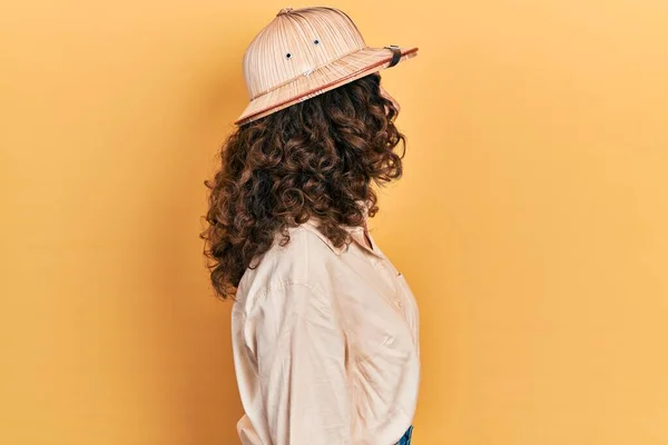 Μεσήλικας Ισπανίδα Γυναίκα Φορώντας Καπέλο Εξερευνητή Ψάχνει Για Πλευρά Χαλαρώσετε — Φωτογραφία Αρχείου