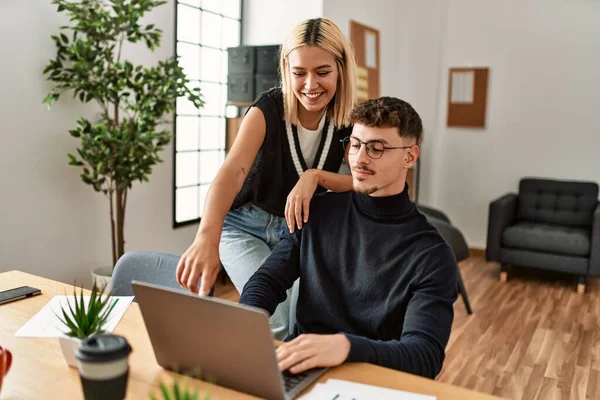 Két Üzletember Boldogan Mosolyog Miközben Laptoppal Dolgoznak Irodában — Stock Fotó