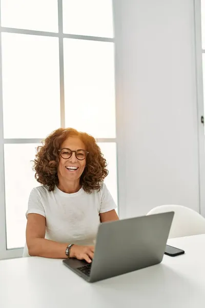 Mujer Hispana Mediana Edad Sonriendo Confiada Usando Laptop Casa —  Fotos de Stock