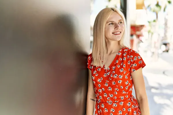Mladá Blondýnka Dívka Usměvavá Šťastný Stojící Městě — Stock fotografie