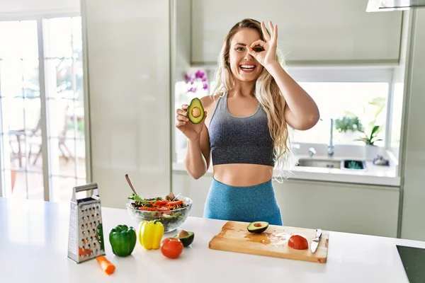 Beyaz Kadın Spor Giysisi Giyiyor Mutfakta Sağlıklı Salata Hazırlıyor Mutlu — Stok fotoğraf