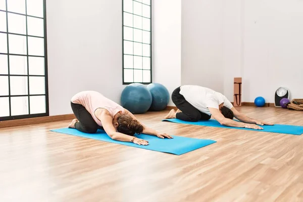 Olgun Spanyol Çift Yoga Odasında Egzersiz Yapıyor Esneme Hareketleri Yapıyor — Stok fotoğraf