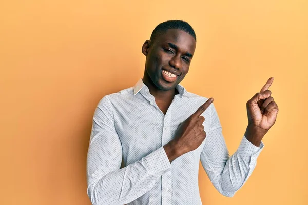 Ung Afrikansk Amerikan Man Bär Casual Kläder Ler Och Tittar — Stockfoto