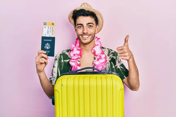 Jonge Spaanse Man Zomerstijl Hawaïaanse Lei Het Bezit Van Paspoort — Stockfoto