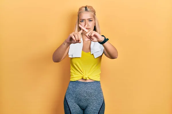 Vacker Blond Sport Kvinna Bär Träning Outfit Avvisande Uttryck Korsning — Stockfoto