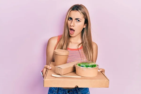 Vacker Latinamerikansk Kvinna Håller Bricka Med Hälsosam Lunch Chockansikte Ser — Stockfoto