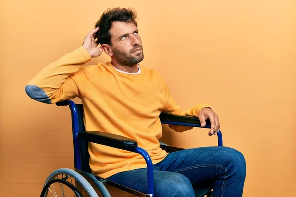 Tekerlekli Sandalyede Oturan Sakallı Yakışıklı Adam Kafası Karışmış Soru Soruyor — Stok fotoğraf