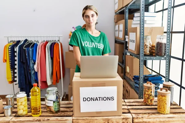 Bağışta Gönüllü Tişört Giyen Genç Sarışın Kadın Yüzünde Ciddi Bir — Stok fotoğraf