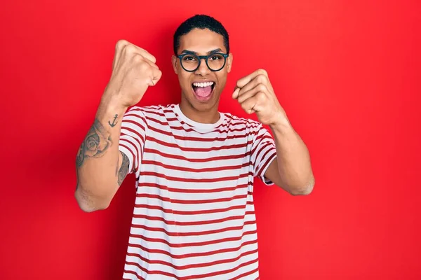 Jovem Afro Americano Vestindo Roupas Casuais Óculos Gritando Orgulhoso Celebrando — Fotografia de Stock