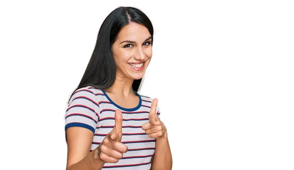 Młoda Latynoska Dziewczyna Nosząca Luźną Koszulkę Paski Wskazującą Palcem Kamerę — Zdjęcie stockowe