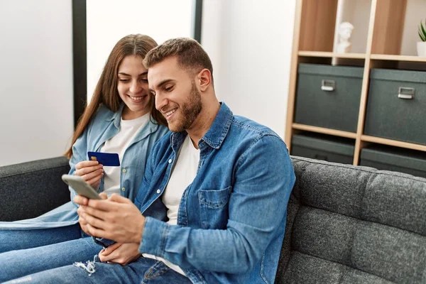 Junge Kaukasier Kaufen Mit Smartphone Und Kreditkarte Hause — Stockfoto