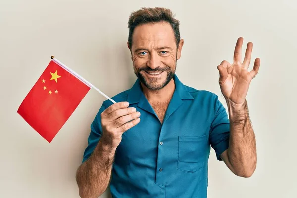 Middle Age Man Holding China Flag Doing Sign Fingers Smiling — Fotografia de Stock