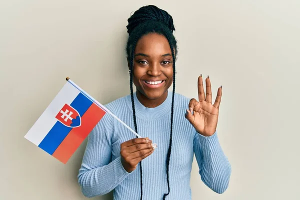 Donna Afroamericana Con Capelli Intrecciati Tenendo Bandiera Slovacca Facendo Segno — Foto Stock