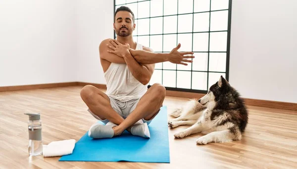 Jonge Spaanse Man Stretching Met Hond Sportcentrum — Stockfoto