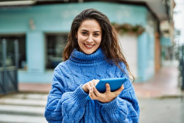 Νεαρή Ισπανίδα Γυναίκα Χαμογελά Ευτυχισμένη Χρησιμοποιώντας Touchpad Στην Πόλη — Φωτογραφία Αρχείου
