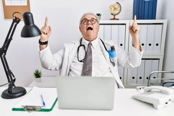 Uomo Anziano Caucasico Indossando Uniforme Medico Stetoscopio Alla Clinica Sorridente — Foto Stock