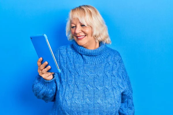 Blonde Frau Mittleren Alters Mit Touchpad Gerät Sieht Stehen Positiv — Stockfoto