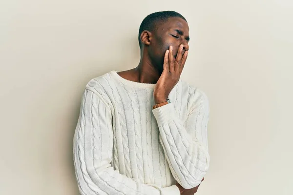 穿着休闲服的年轻的非洲裔美国人厌烦了打呵欠 疲倦得用手捂住嘴 烦躁不安和困倦 — 图库照片