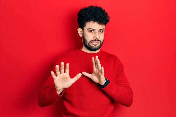 Jonge Arabische Man Met Baard Die Een Nonchalante Rode Trui — Stockfoto