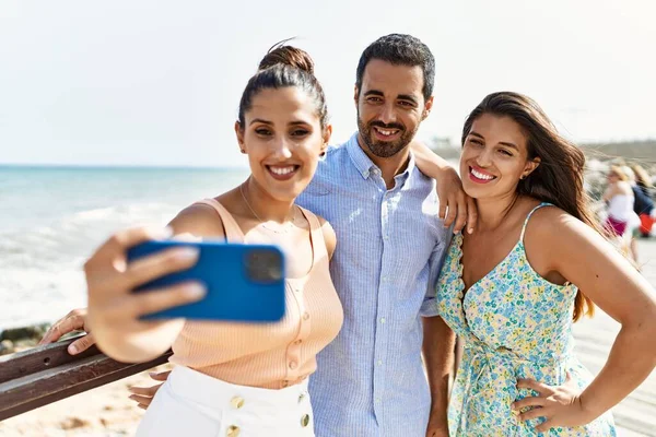 Drie Jonge Spaanse Vrienden Glimlachen Gelukkig Maken Selfie Door Smartphone — Stockfoto