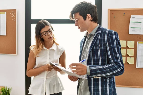 Due Uomini Affari Sorridenti Felici Che Lavorano Ufficio — Foto Stock