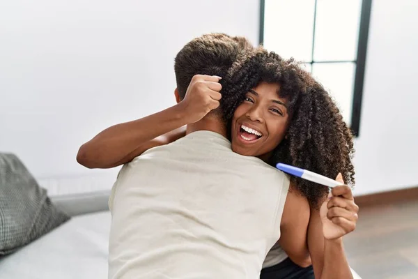 Joven Pareja Interracial Llevando Cabo Prueba Embarazo Resultado Gritando Orgulloso —  Fotos de Stock