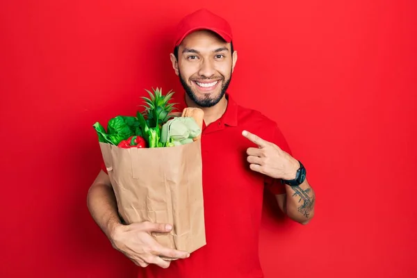 Латиноамериканець Бородою Мундирі Кур Єра Продуктами Супермаркету Посміхається Щасливий Вказуючи — стокове фото