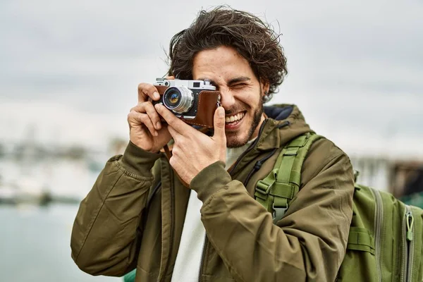 Knappe Spaanse Man Met Behulp Van Vintage Camera Door Jachthaven — Stockfoto