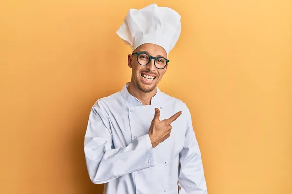 Plešatý Muž Vousy Profesionální Kuchařské Uniformě Veselý Úsměvem Obličeje Ukazuje — Stock fotografie