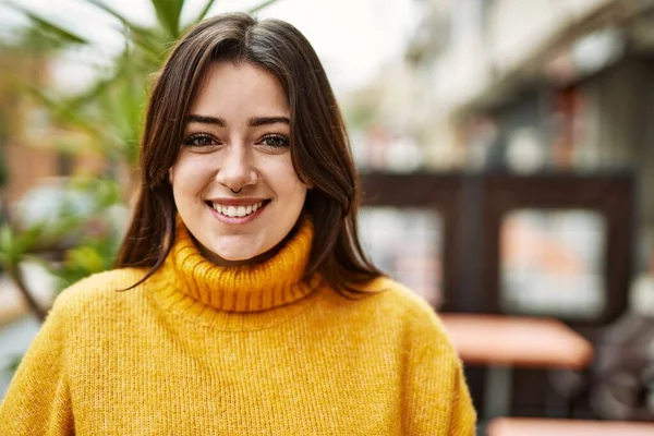 Jovem Bela Mulher Morena Vestindo Camisola Gola Alta Sorrindo Feliz — Fotografia de Stock