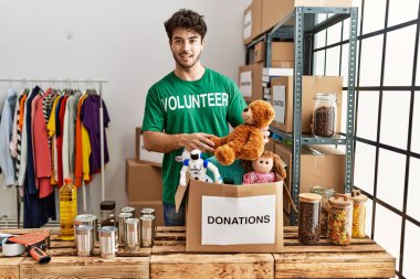 Gönüllü olarak hayır kurumunda çalışan İspanyol asıllı genç adam.