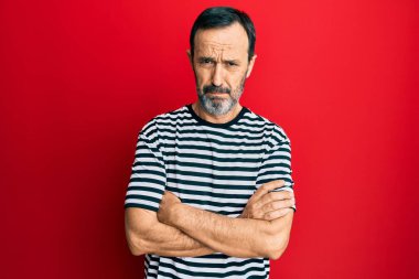 Orta yaşlı İspanyol bir adam, günlük giysiler giymiş, depresyonda ve sıkıntıdan endişe ediyor, kızgın ve korkmuş bir şekilde ağlıyor. hüzünlü ifade. 