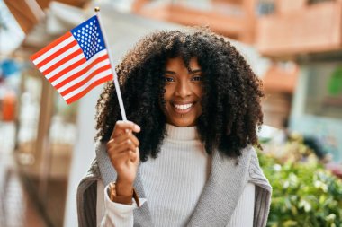 Genç Afrikalı Amerikalı kadın, mutlu bir şekilde gülümsüyor..
