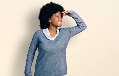 Genç Afro-Amerikan kadın iş kıyafetleri içinde çok mutlu ve gülümsüyor. arama kavramı. 