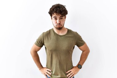 İzole edilmiş beyaz arka planda duran İspanyol adam komik yüzlü yanakları tüttürüyor. Havayla şişmiş ağız, çılgın bir ifade.. 