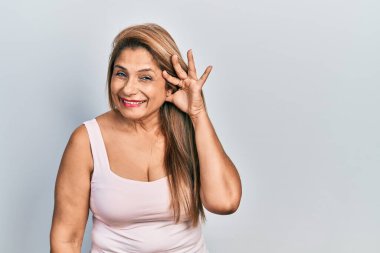 Kolsuz tişörtlü, sıradan giyinen orta yaşlı İspanyol bir kadın kulağına fısıldayarak dedikodu ve dedikoduları dinliyor. Sağırlık kavramı. 