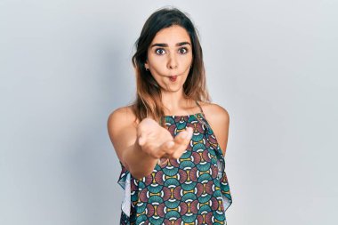 Genç İspanyol kız el uzatıyor, ağzıyla balık suratı yapıyor ve şaşı bakıyor, çılgın ve komik.. 