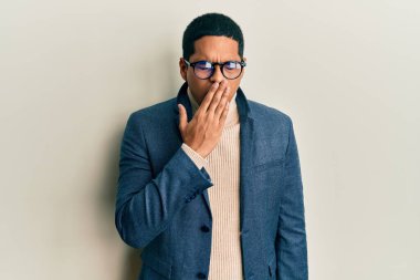 Zarif kıyafetler ve gözlük takan genç, yakışıklı İspanyol adam ağzını eliyle kapatmaktan sıkıldı. Huzursuz ve uykulu.. 