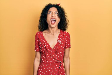 Genç Latin kız kızgın ve kızgın bir şekilde bağırıyor öfkeyle bağırıyor. öfke ve agresif konsept. 