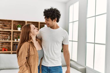 Mutlu gülümseyen ve sarılan genç çift..