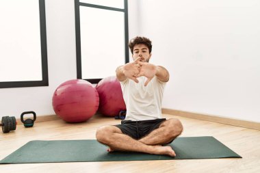 Genç İspanyol adam spor merkezinde geriniyor.