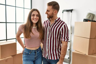 Yeni evinde mutlu gülümseyen beyaz bir çift..