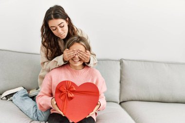 Genç bir kadın sevgilisine sevgililer günü hediyesiyle sürpriz yapıyor..