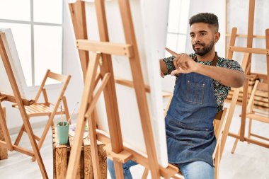 Genç Afrikalı Amerikalı ressam resim stüdyosunda resim yapıyor..