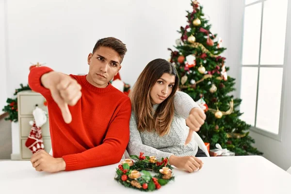 Jong Latijns Amerikaans Echtpaar Zit Aan Tafel Kerstmis Kijken Ongelukkig — Stockfoto